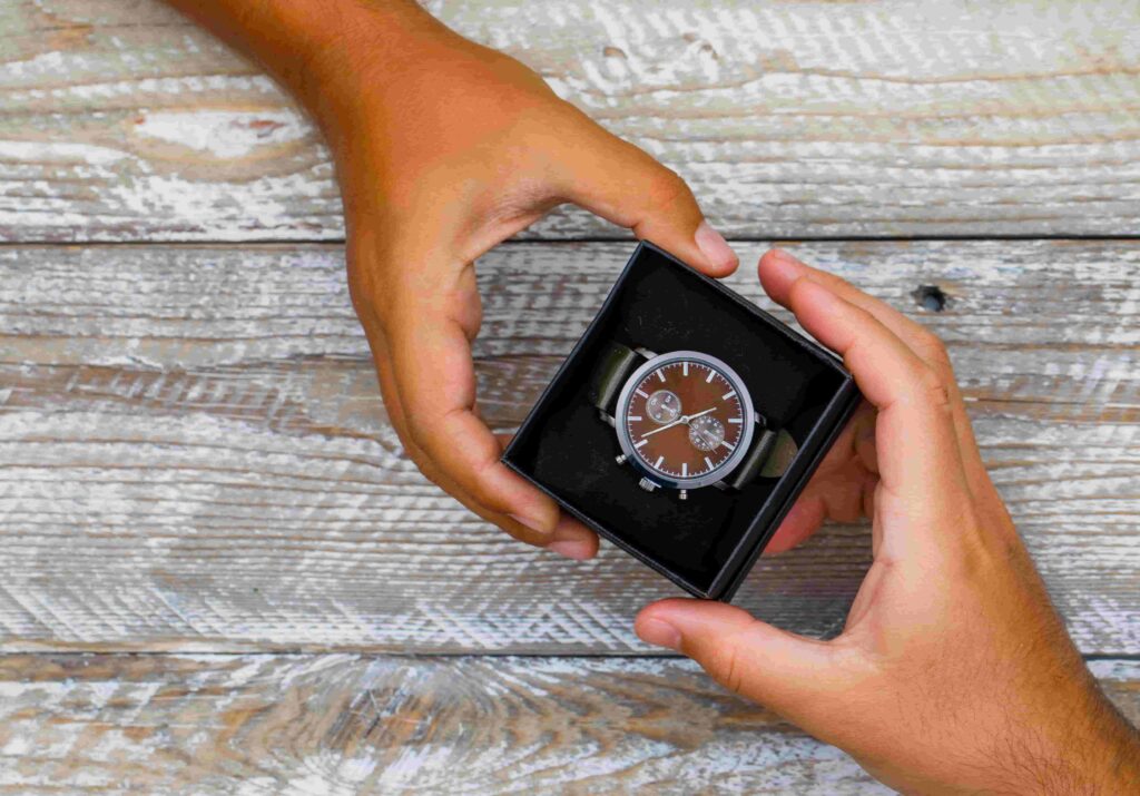 Transacciones seguras: cómo realizar una compraventa de bienes de valor con mayor tranquilidad y protección 2 Compraventa de un reloj de colección entre particulares con verificación del bien