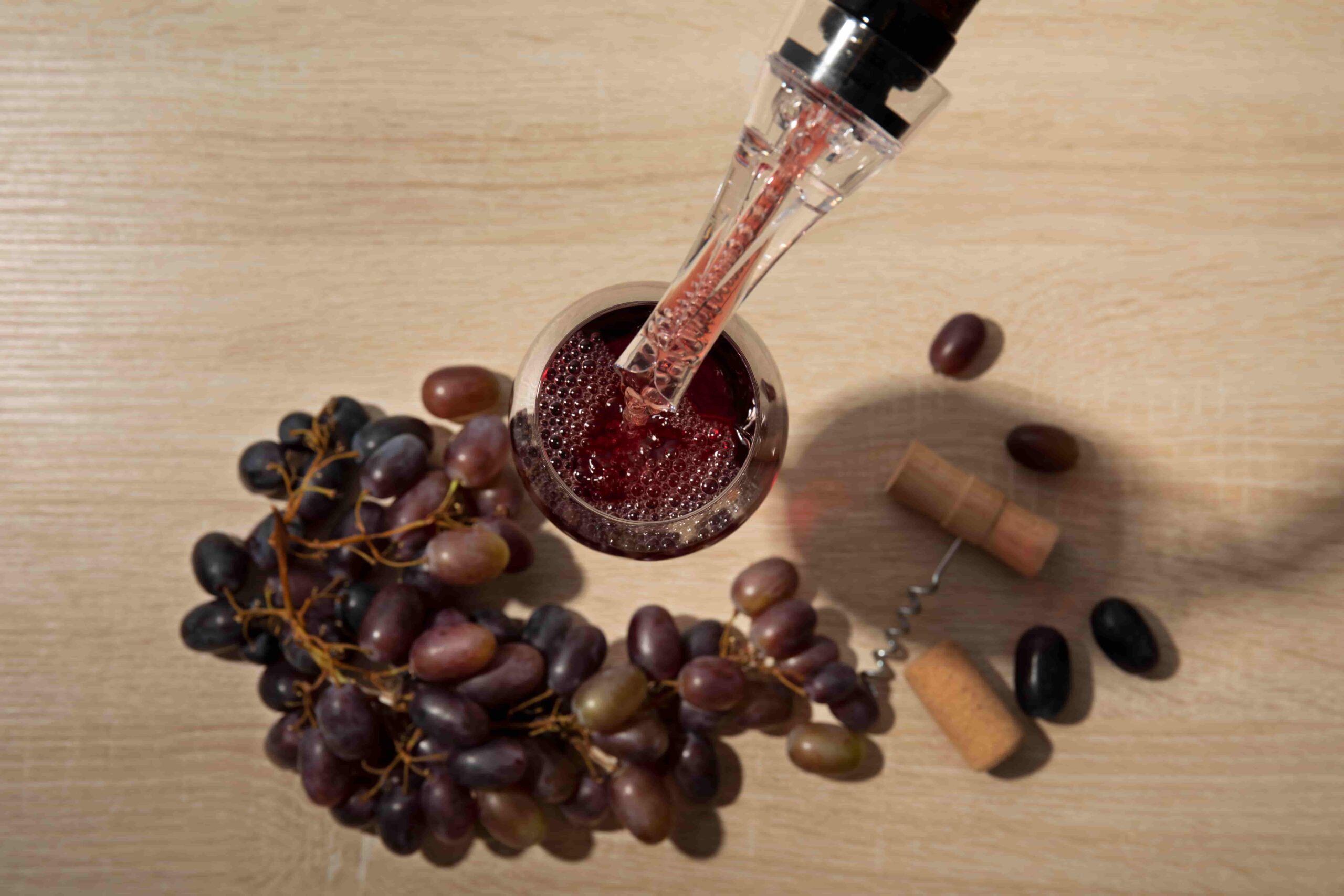 Vino de inversión durante una cata con uvas y decantador para evaluar su conservación